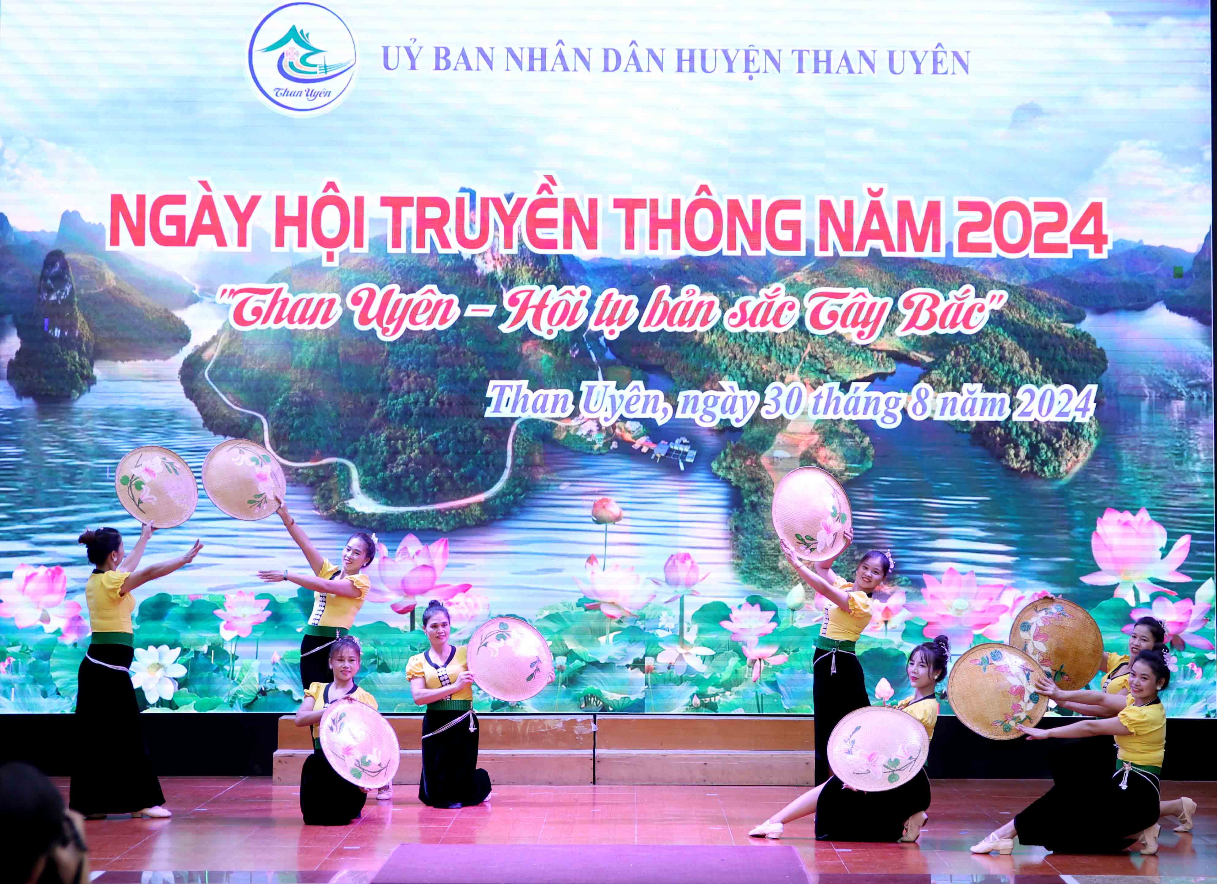 Văn nghệ chào mừng Ngày hội