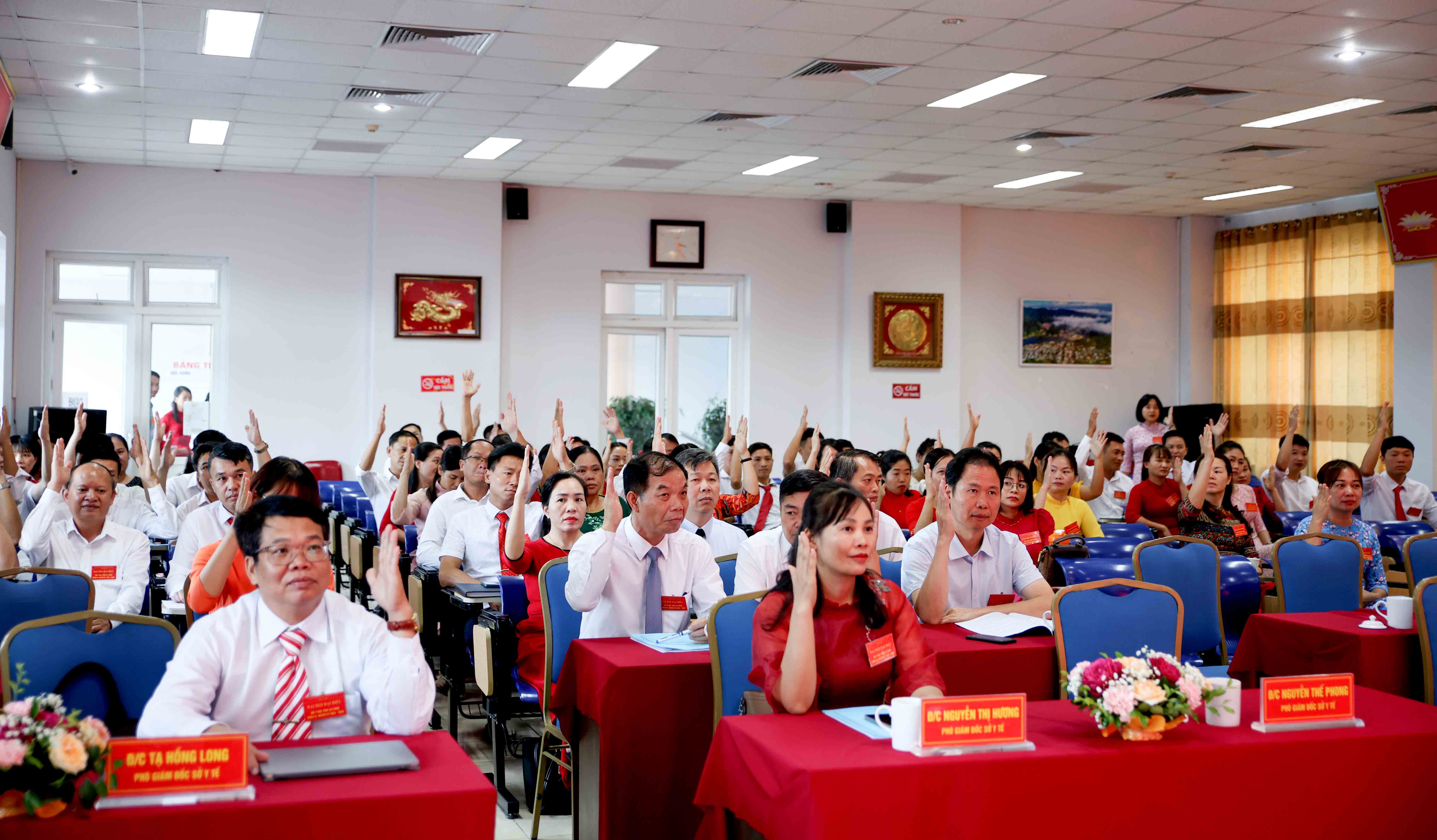 Các đại biểu biểu quyết bầu Ban Chấp hành Hội Y học tỉnh khoá III.