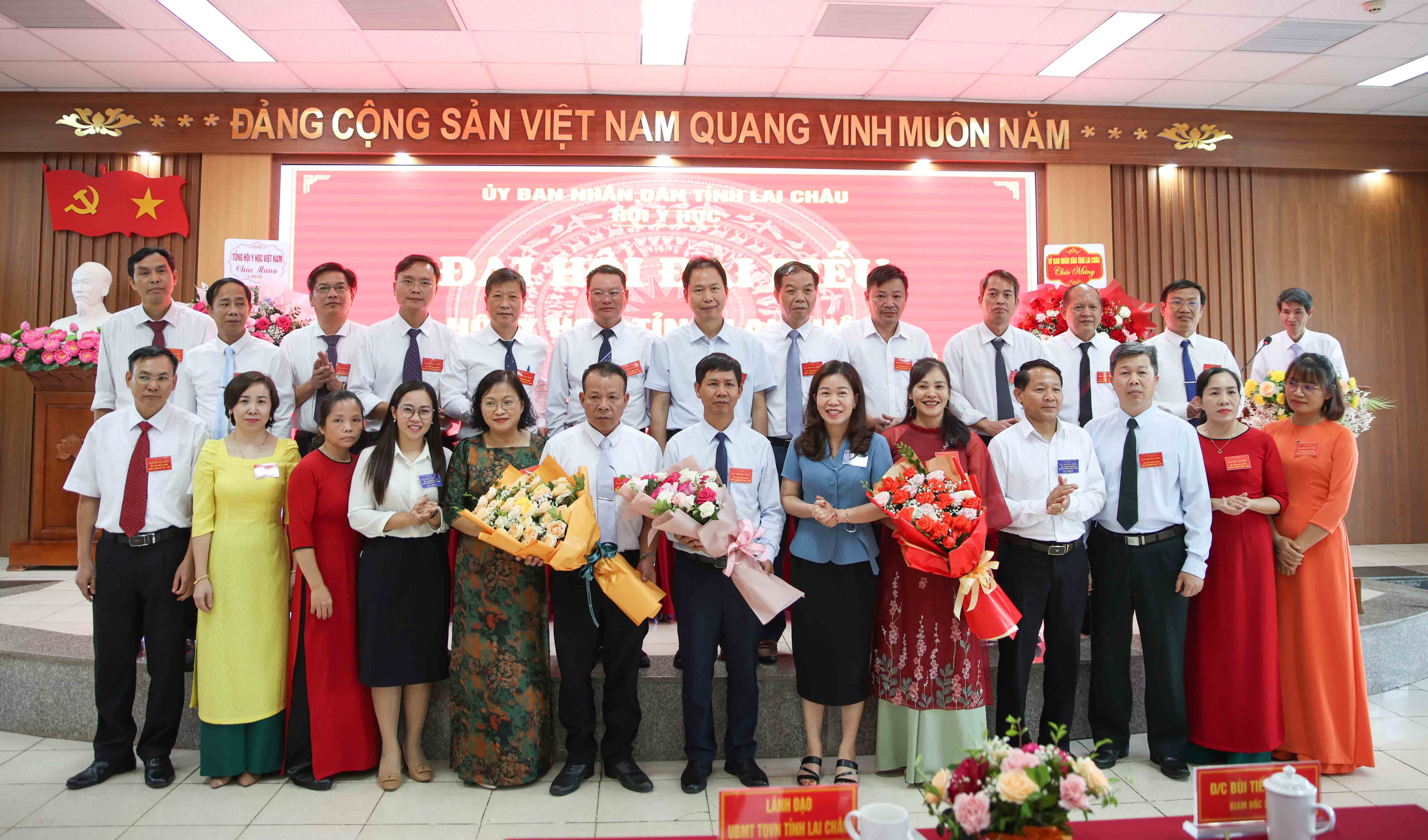 Các đồng chí lãnh đạo Ban Tuyên giáo Tỉnh uỷ, Uỷ ban MTTQ Việt Nam tỉnh, Sở Nội vụ tặng hoa chúc mừng Ban Chấp hành Hội Y học tỉnh khoá III, nhiệm kỳ 2024-2029.