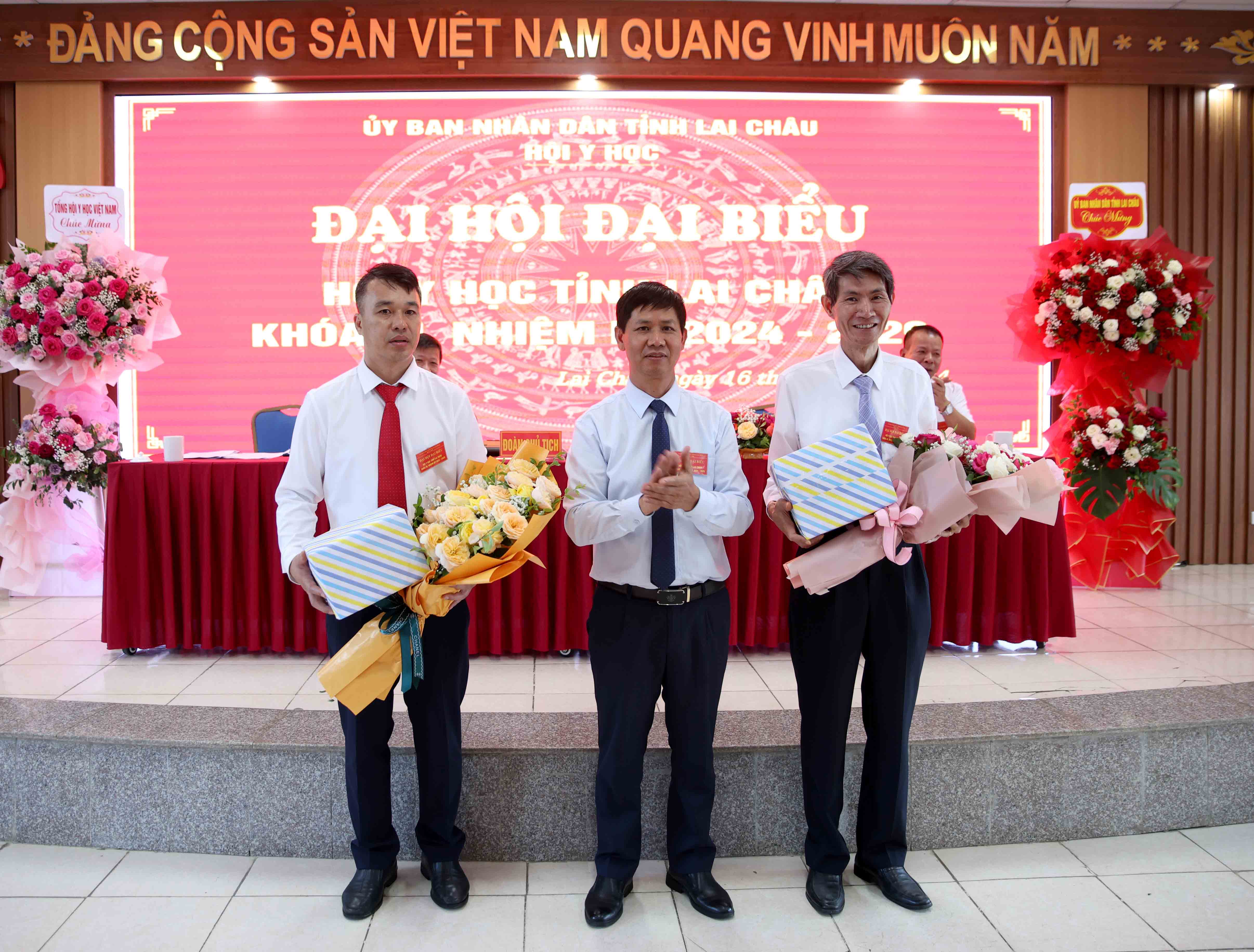 Thầy thuốc Nhân dân Bùi Tiến Thanh - Giám đốc Sở Y tế, Chủ tịch Hội Y học tỉnh khoá III tặng hoa, quà chia tay các đồng chí uỷ viên không tham gia Ban Chấp hành Hội Y học khoá mới.