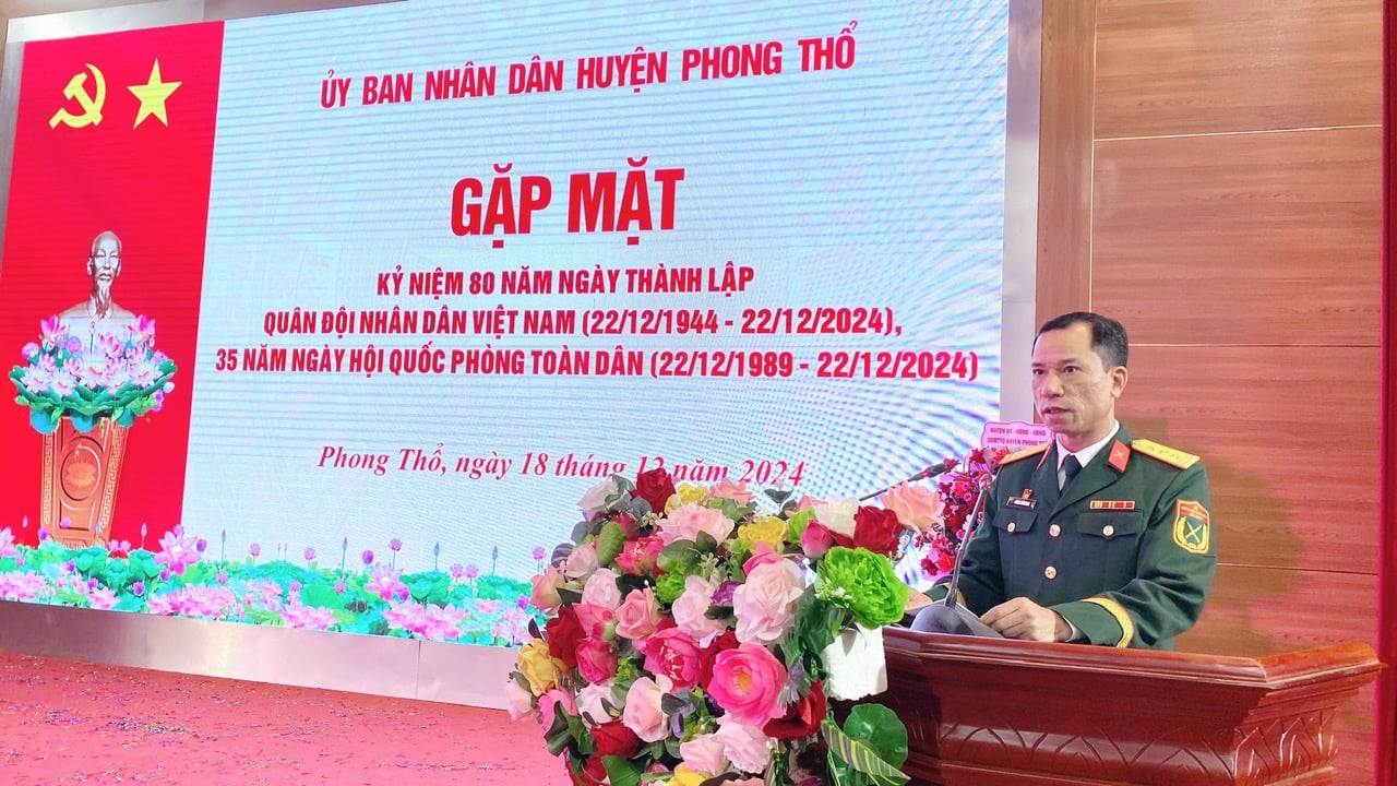 Đại tá Phùng Xuân Nam – Chỉ huy trưởng Ban Chỉ huy quân sự huyện Phong Thổ thông tin tình hình thời sự đến các đại biểu.