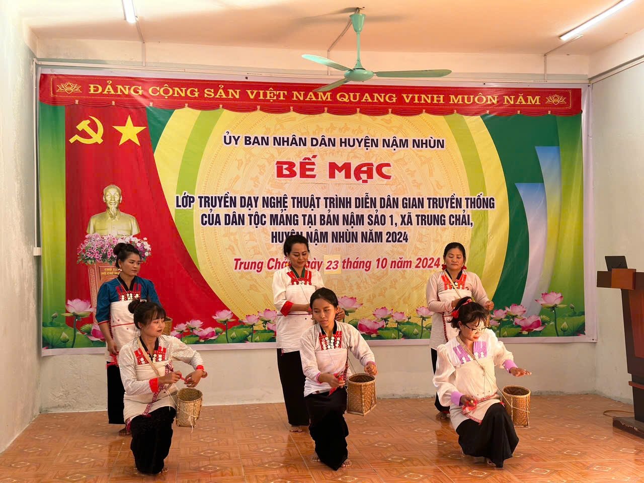 Các học viên biểu diễn tiết mục múa của đồng bào dân tộc Mảng đã được học tại lớp truyền dạy