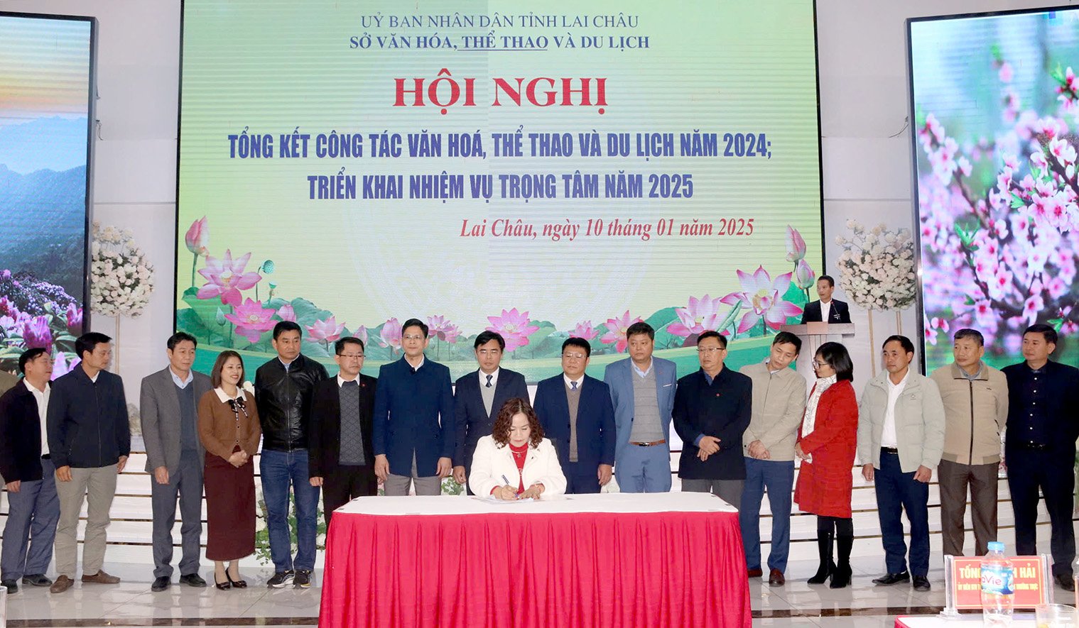 Các đơn vị trực thuộc Sở VHTT&DL, các phòng Văn hóa - Thông tin, Trung tâm Văn hóa -Thể thao và Truyền thông các huyện, thành phố ký giao ước thi đua. 