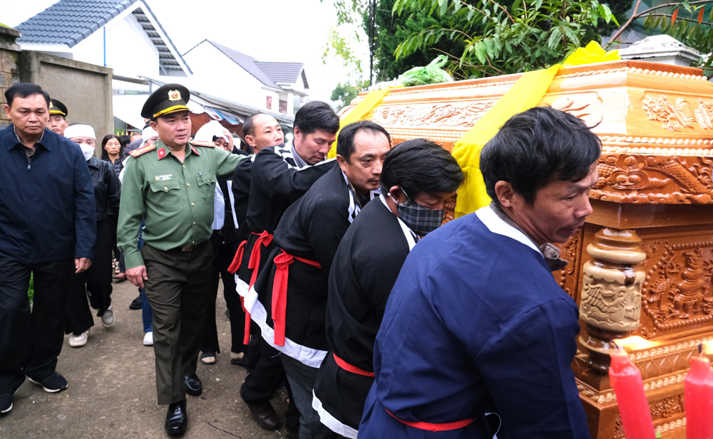 Đại tá Trương Minh Đương – Giám đốc Công an tỉnh Lâm Đồng đưa tiễn linh cữu Thiếu tá Lê Quang Thành về nơi an nghỉ