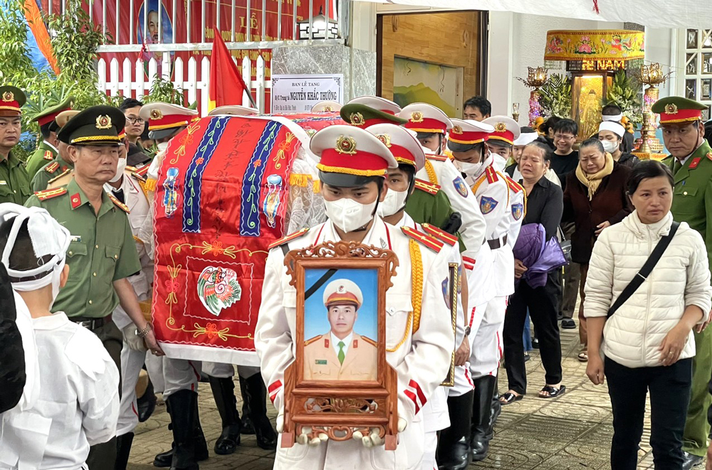 Gia đình, đồng đội và người dân huyện Đức Trọng tiếc thương đưa tiễn Trung tá Nguyễn Khắc Thường về nơi an nghỉ