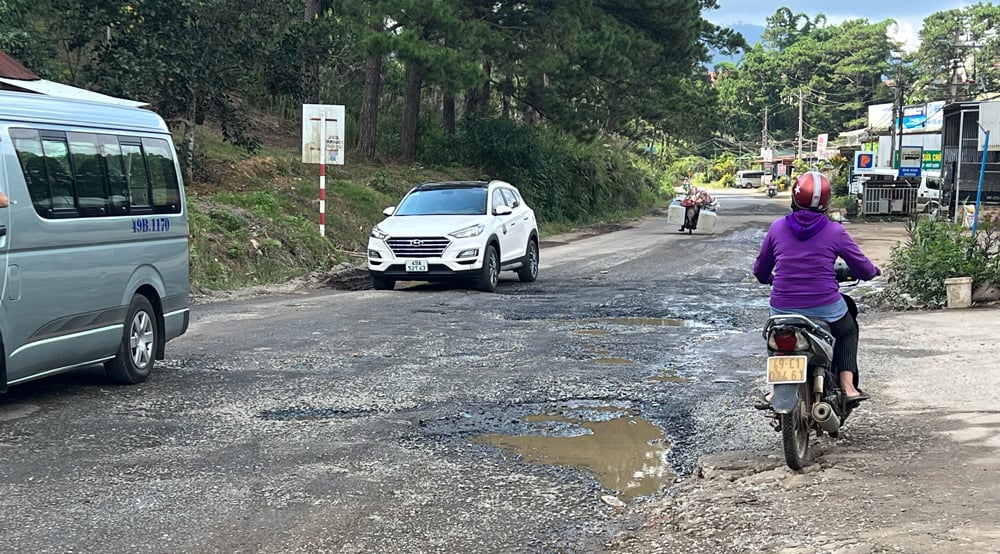 Một đoạn quốc lộ 27 bị xuống cấp
-	7174: Đoàn khảo sát thực tế tại khu vực 