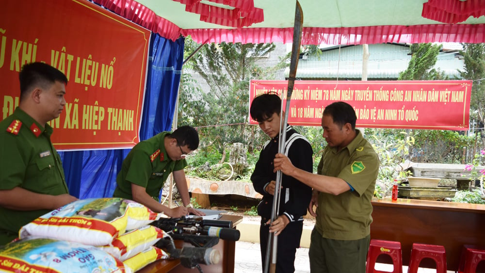 Công an xã Hiệp Thạnh tổ chức vận động người dân trên địa bàn giao nộp vũ khí, vật liệu nổ và công cụ hỗ trợ