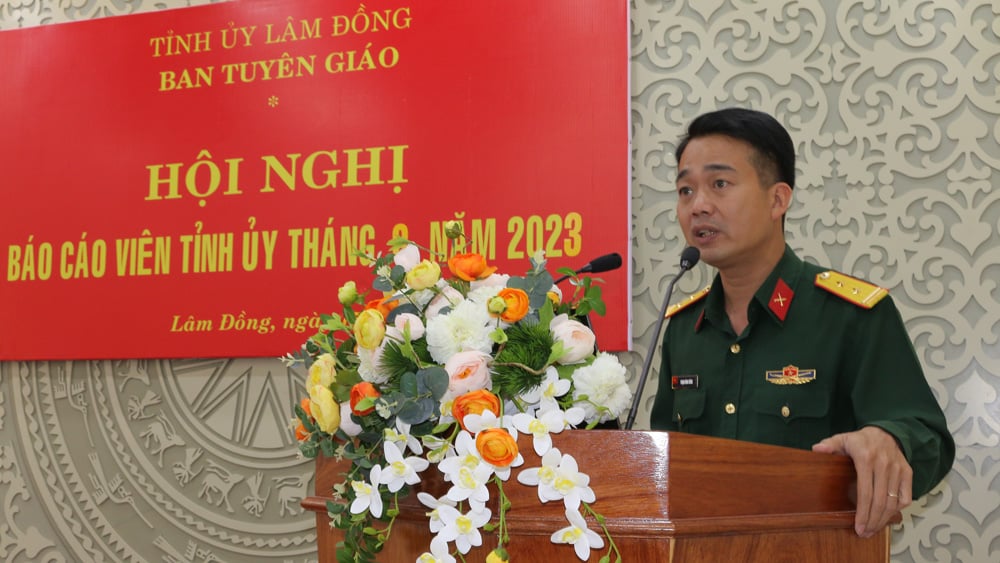 Trung tá Phạm Thành Công - Trưởng ban Tuyên huấn, Phòng Chính trị Học viện Lục quân thông tin chuyên đề “Xây dựng Quân đội Tinh - Gọn - Mạnh, tiến lên hiện đại, bảo vệ vững chắc Tổ quốc trong tình hình mới”