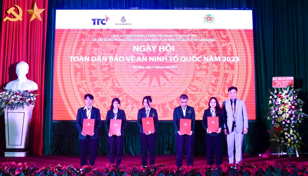 Trường Đại học Yersin Đà Lạt trao tặng học bổng cho sinh viên có hoàn cảnh khó khăn