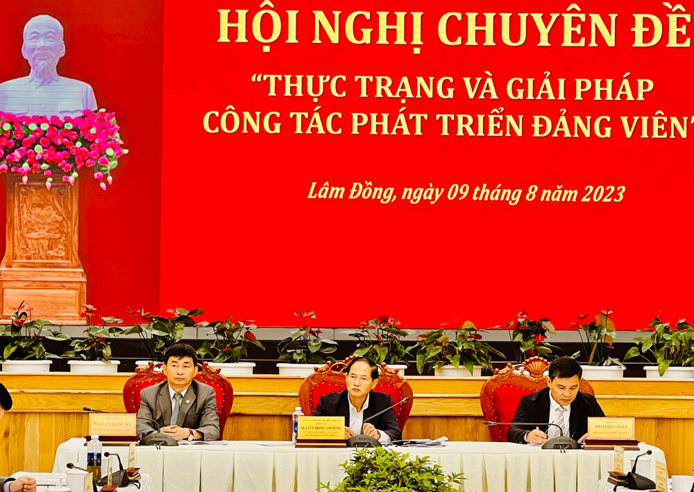 Chủ trì Hội nghị