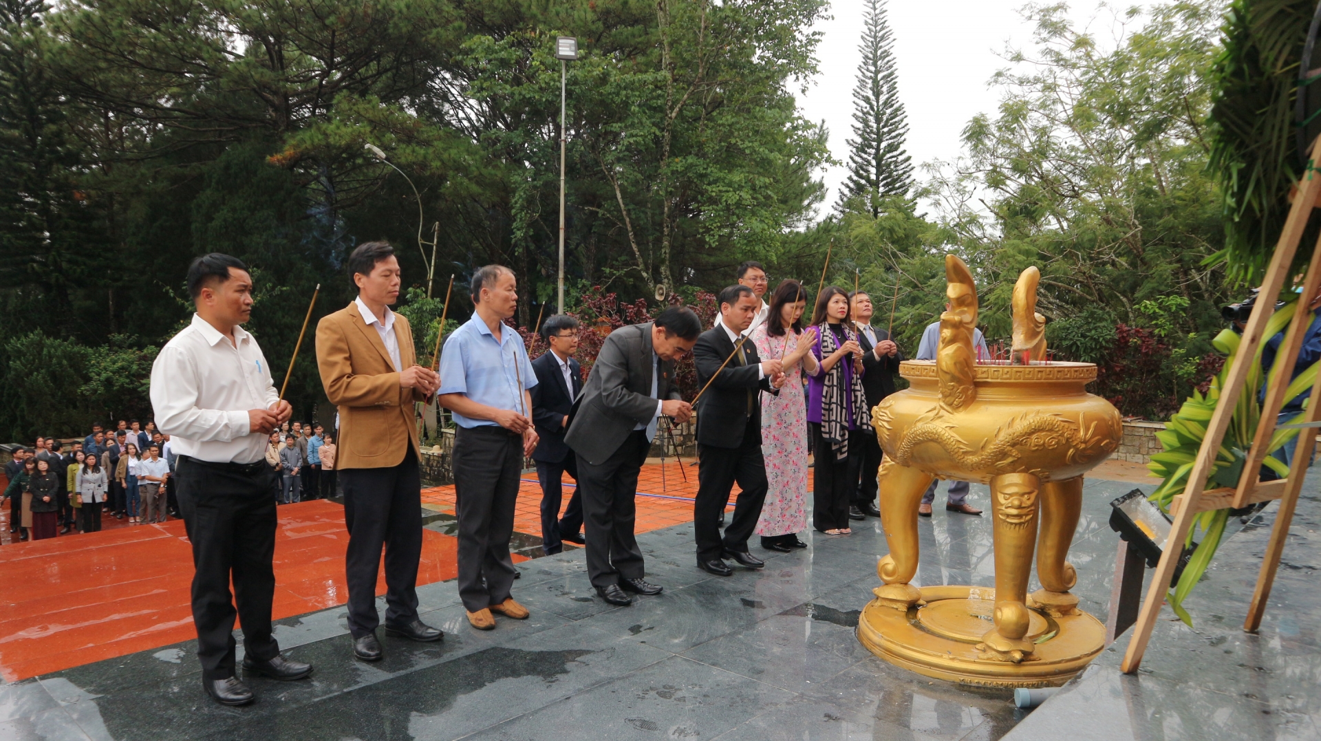 Nén nhang lòng thành kính dâng