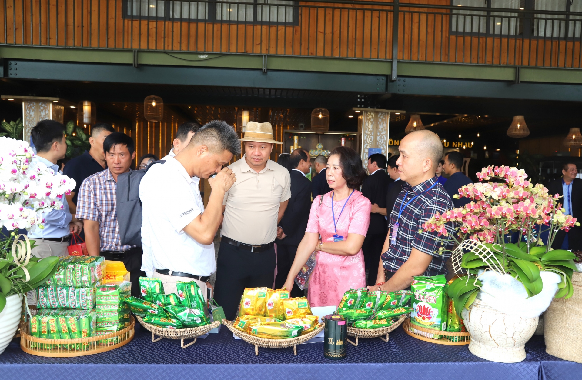 Các đại biểu tham quan, thưởng lãm các sản phẩm trà tại buổi tọa đàm giao thương hợp tác ngành trà giữa Quảng Châu và Lâm Đồng