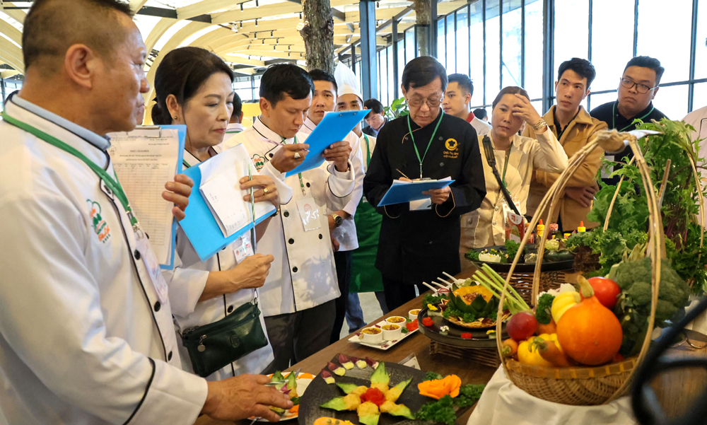 Ban Giám khảo làm việc tận tâm