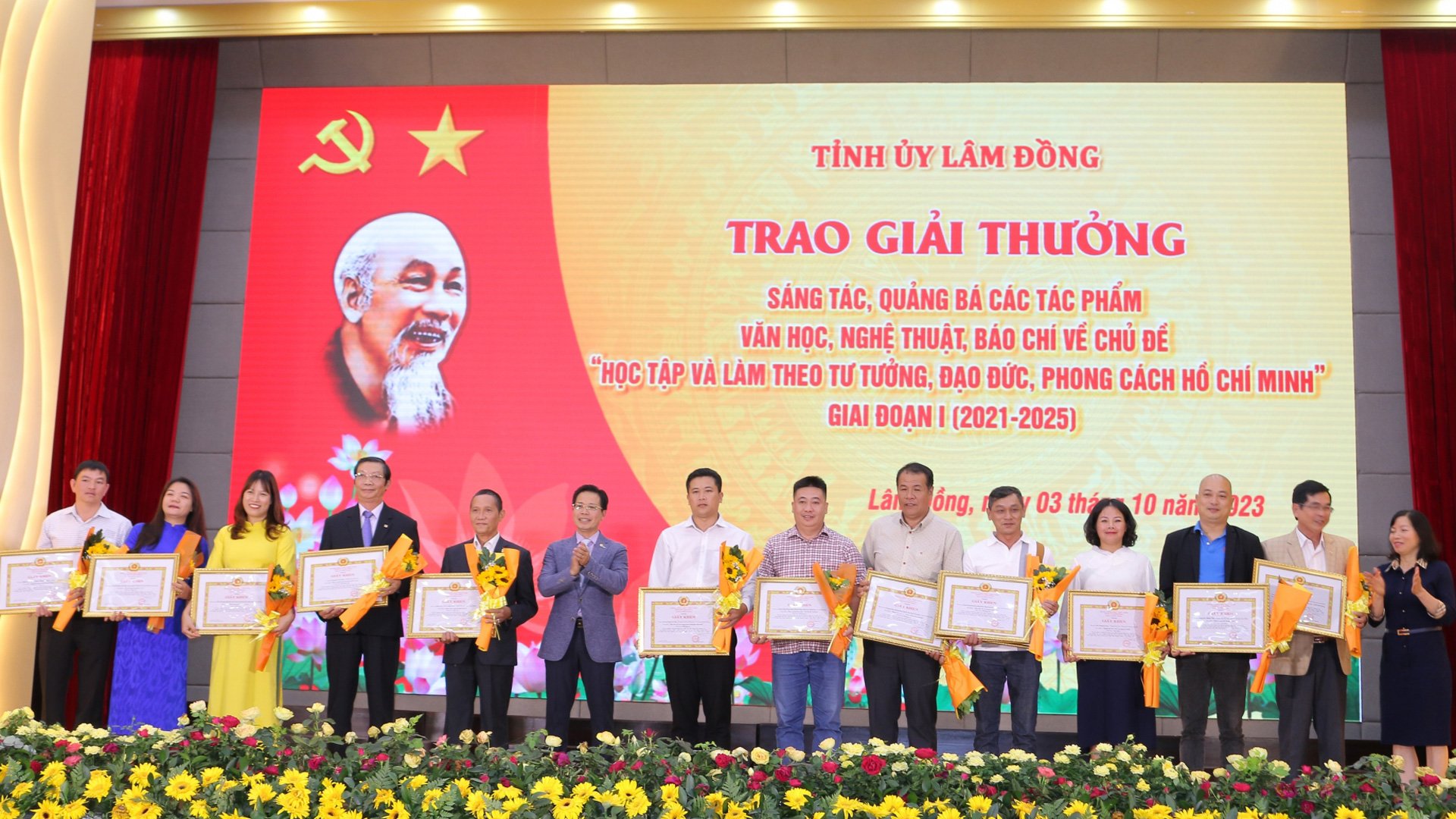 Đồng chí Trần Trung Hiếu - Phó trưởng Ban thường trực Ban Tuyên giáo Tỉnh ủy và đồng chí Nguyễn Thị Mỵ - Phó trưởng Ban Tuyên giáo Tỉnh ủy trao giấy khen các tác giả, nhóm tác giả có tác phẩm xuất sắc tham gia Giải thưởng