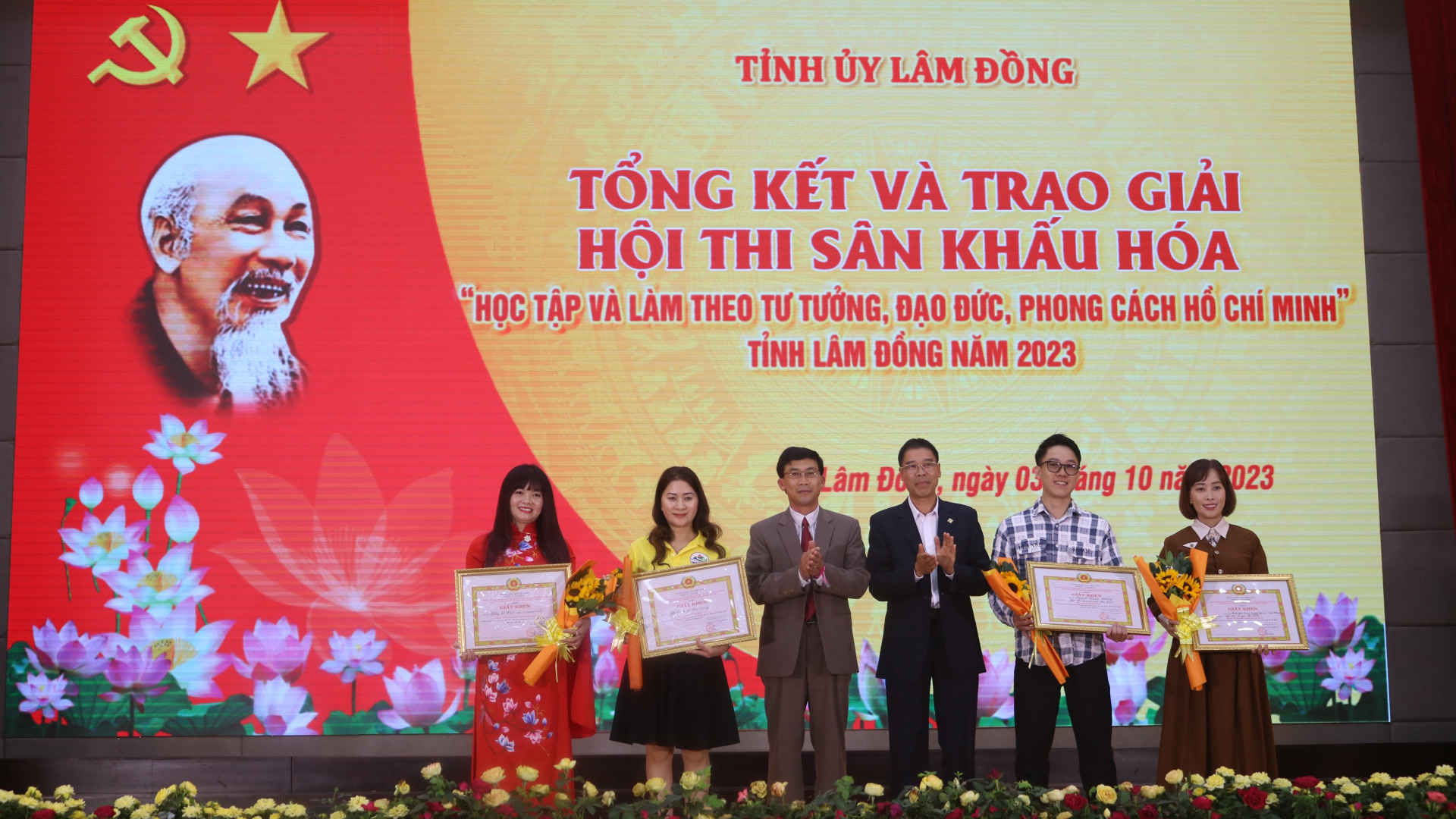 Đồng chí Phạm Kim Quang - Phó Hiệu trưởng Trường Chính trị tỉnh và đồng chí Nguyễn Thành Cơ - Phó Chánh Văn phòng Tỉnh ủy trao các giải thưởng phụ cho đội thi và thí sinh