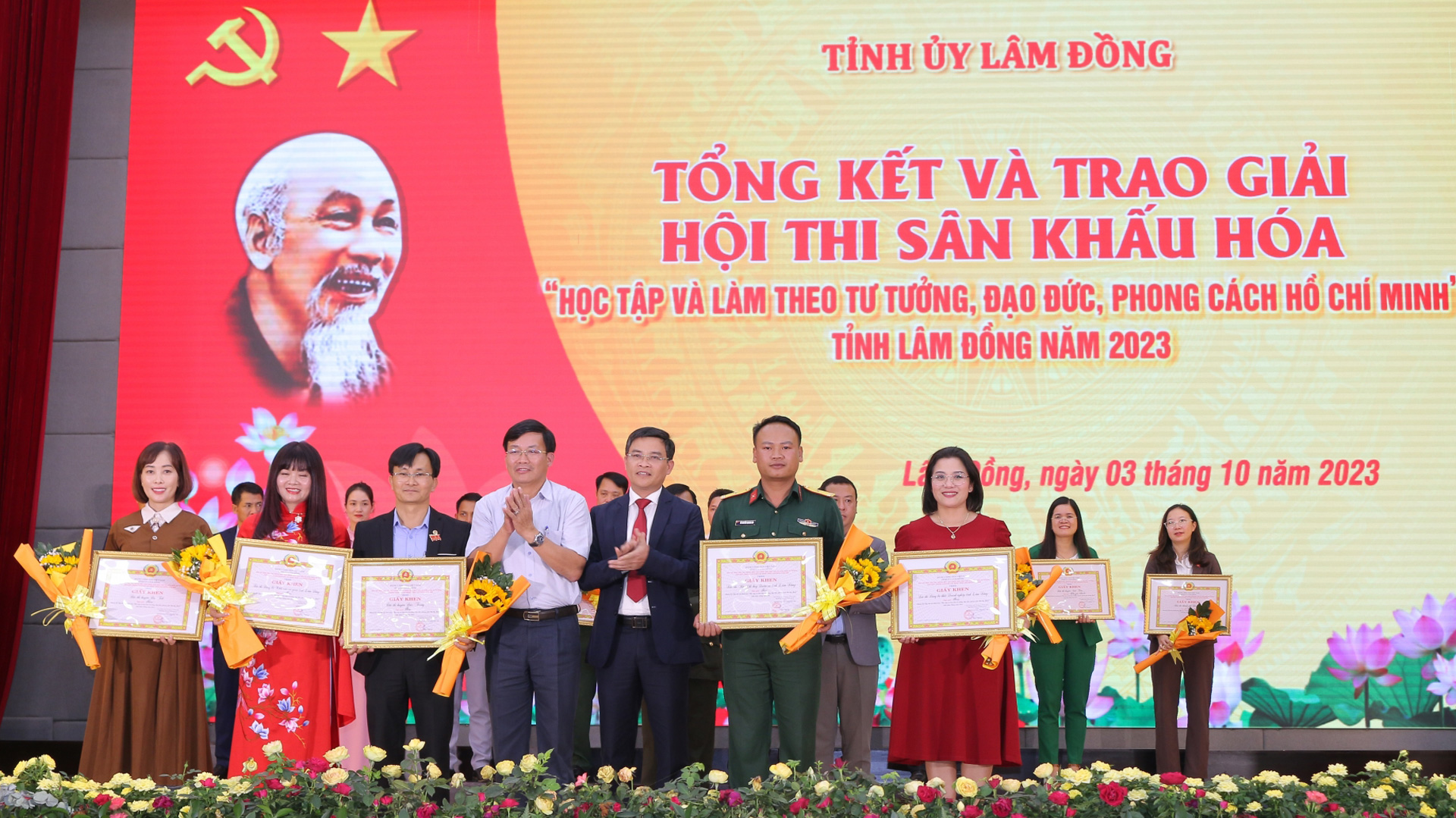 Đồng chí Phạm Hữu Toàn - Phó Trưởng Ban Tổ chức Tỉnh ủy và đồng chí Hoàng Thanh Hải - Bí thư Đảng ủy Khối Các cơ quan tỉnh trao giấy khen cho các đội đoạt giải Ba