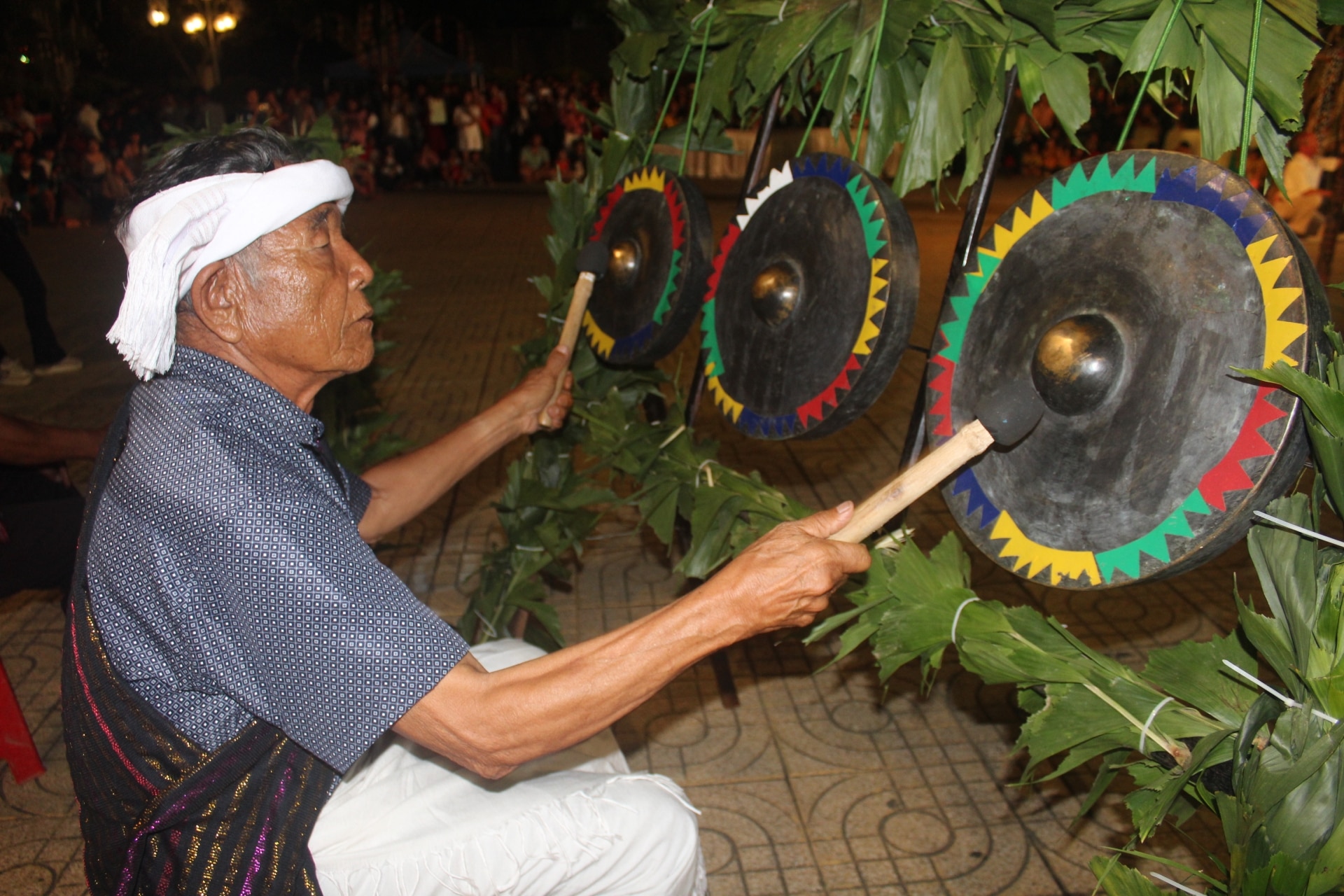 Nghệ nhân Churu trình diễn chiêng 3