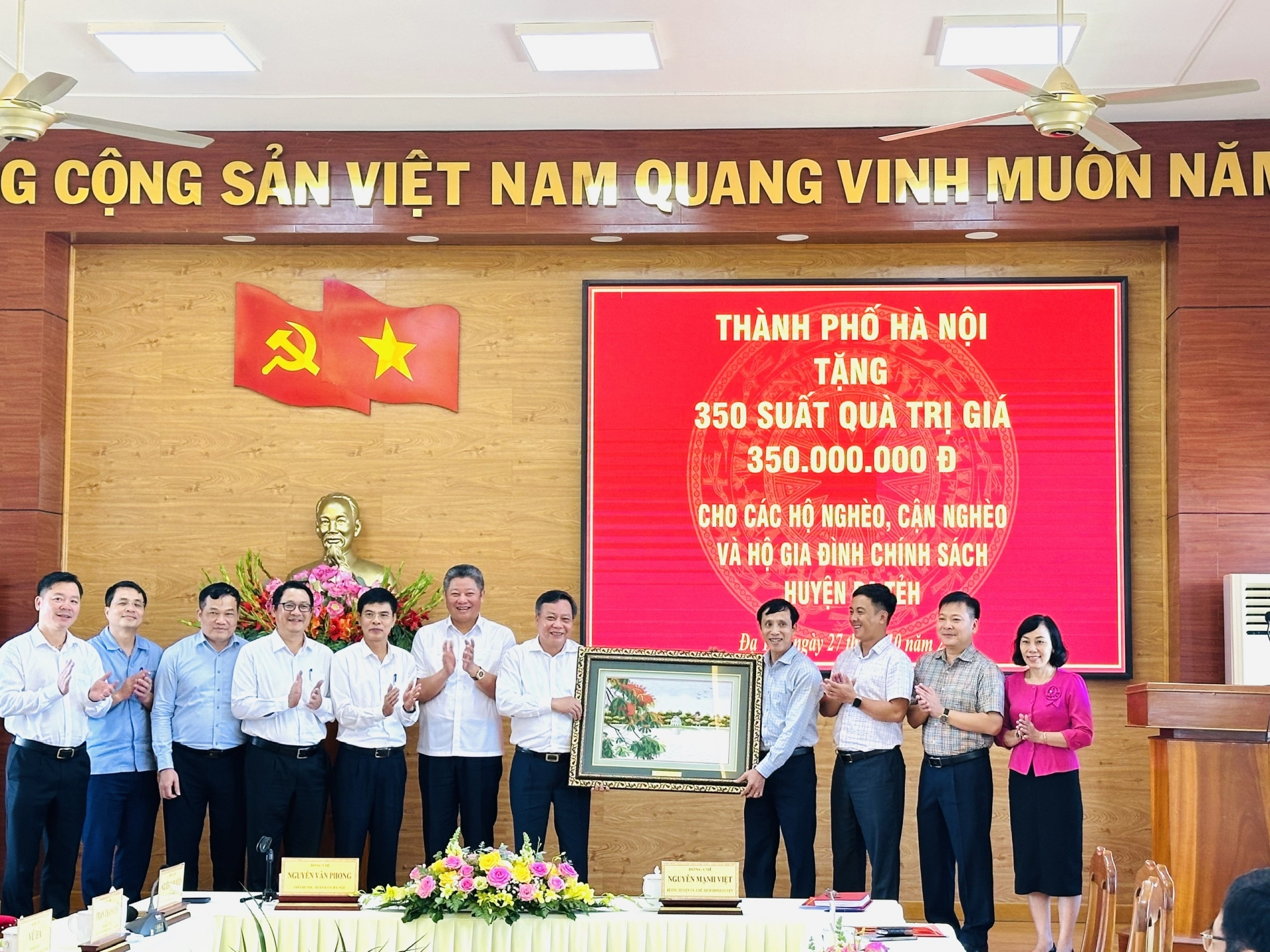 Đoàn công tác Thành ủy Hà Nội tặng quà lưu niệm cho lãnh đạo huyện Đạ Tẻh.