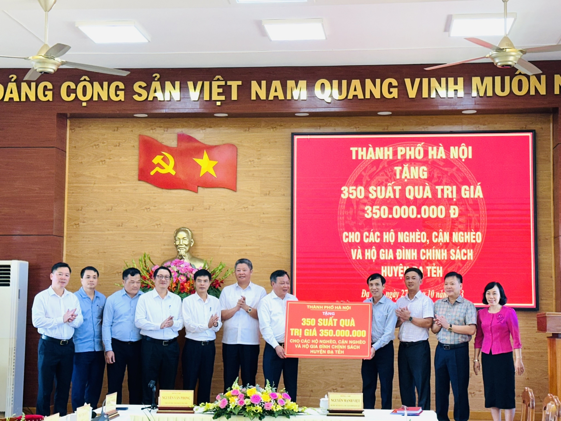 Đoàn công tác Thành ủy Hà Nội trao tặng 350 phần quà cho đại diện lãnh đạo huyện Đạ Tẻh.