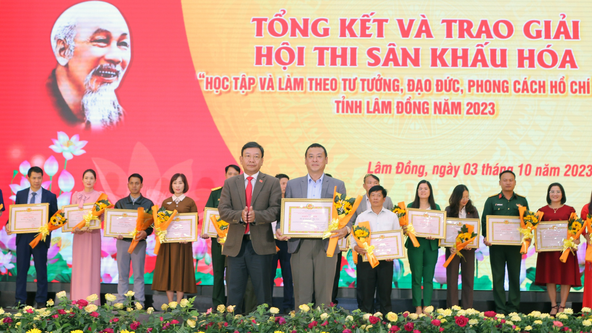 Đồng chí Bùi Thắng - Ủy viên Ban Thường vụ, Trưởng Ban Tuyên giáo Tỉnh ủy, Trưởng Ban Tổ chức Hội thi trao giải Nhất cho đội thi thành phố Bảo Lộc