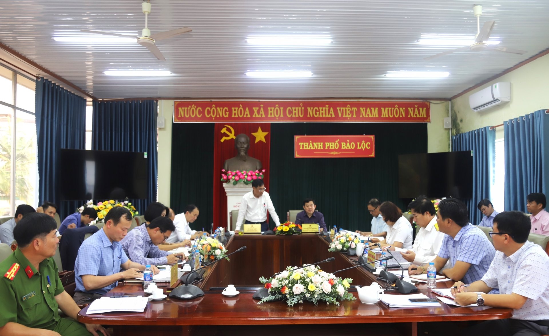 Quang cảnh buổi làm việc