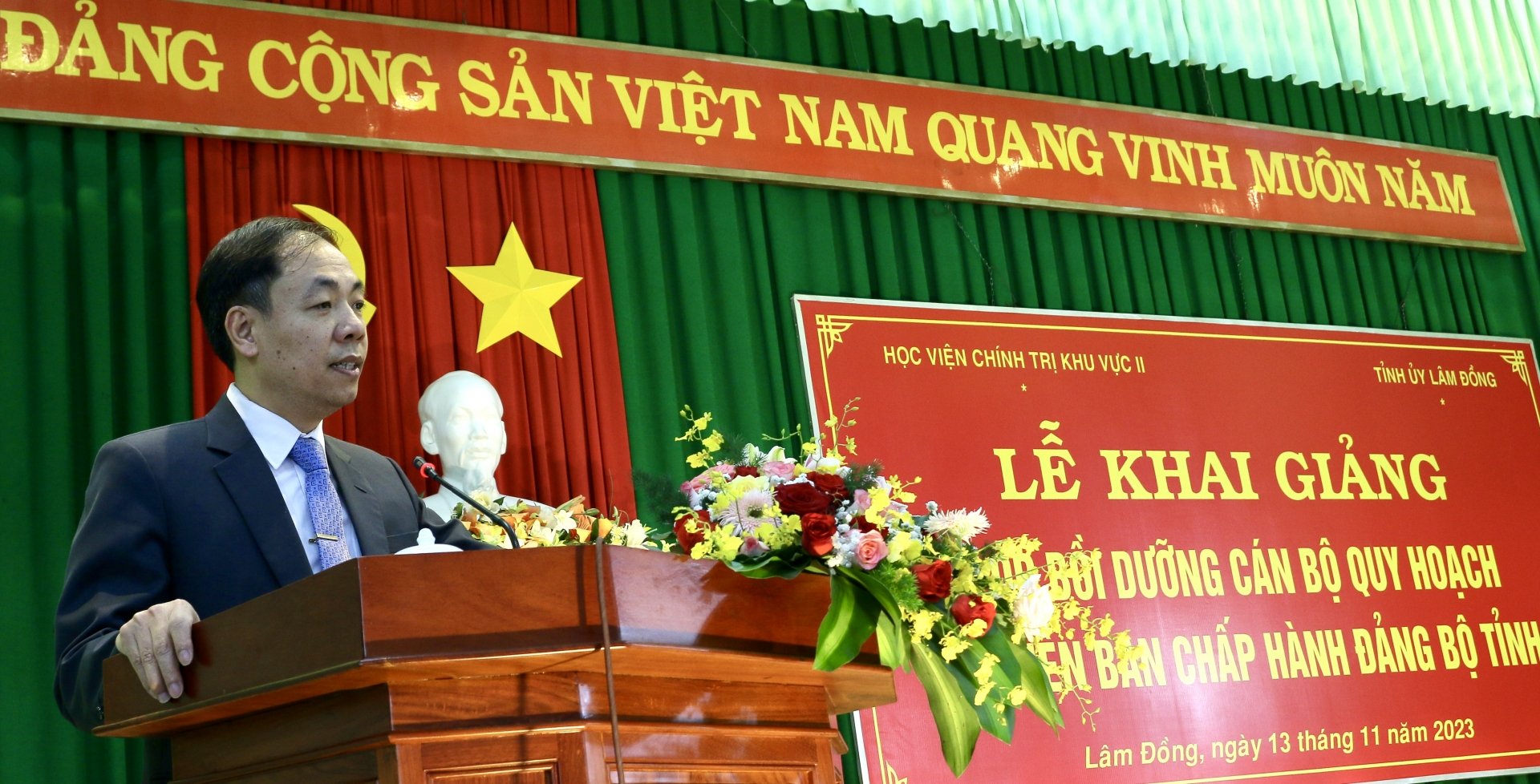 PGS. TS Phạm Tất Thắng - Phó Giám đốc Học viện Chính trị Khu vực II trao đổi với lớp bồi dưỡng