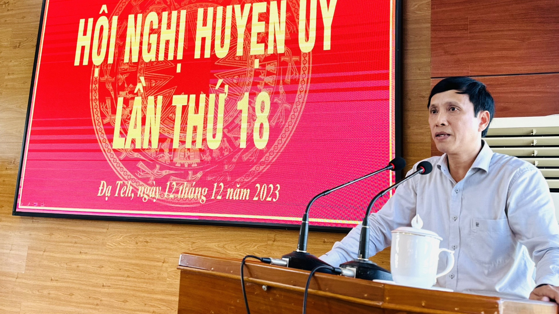 Đồng chí Nguyễn Mạnh Việt - Bí thư Huyện ủy Đạ Tẻh phát biểu tại hội nghị