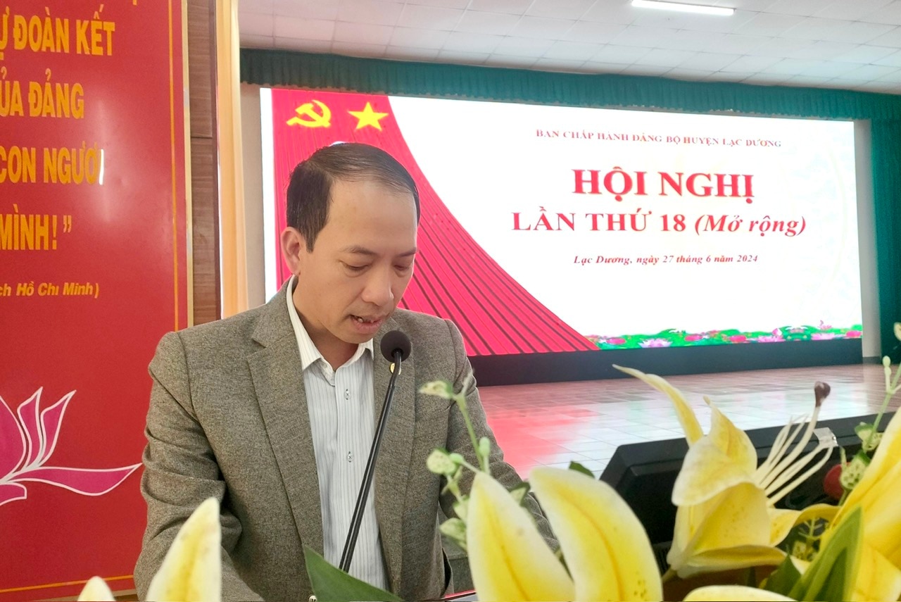 đồng chí Sử Thanh Hoài - Bí thư  Huyện ủy, Chủ tịch HĐND huyện Lạc Dươn