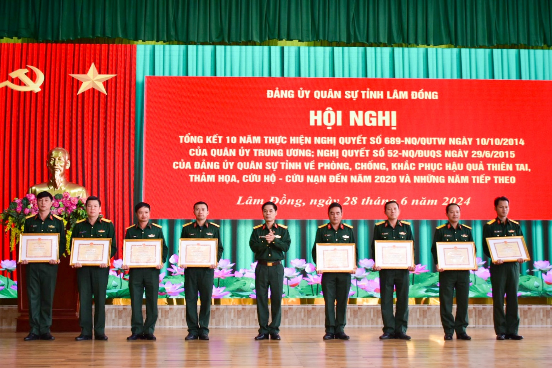 Khen thưởng các tập thể có thành tích trong 10 năm thực hiện Nghị quyết 689 của Quân ủy Trung ương, Nghị quyết số 2330 của Đảng ủy Quân khu và Nghị quyết số 52 của Đảng ủy Quân sự tỉnh