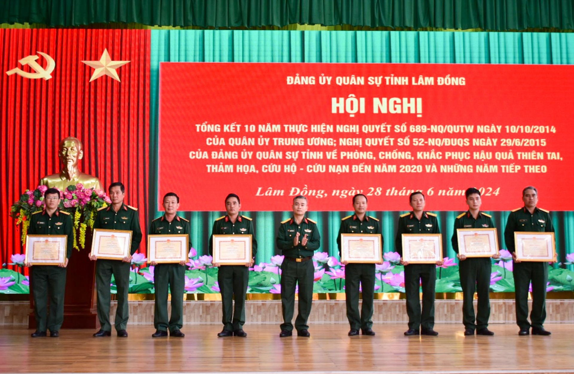 Khen thưởng các cá nhân có thành tích trong 10 năm thực hiện Nghị quyết 689 của Quân ủy Trung ương, Nghị quyết số 2330 của Đảng ủy Quân khu và Nghị quyết số 52 của Đảng ủy Quân sự tỉnh