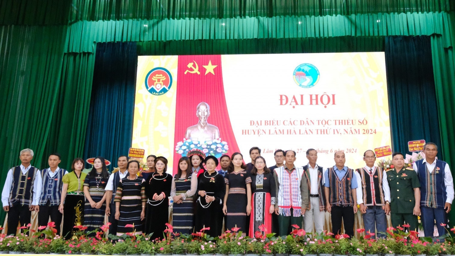 Đoàn đại biểu dự Đại hội Đại biểu các dân tộc thiểu số tỉnh Lâm Đồng ra mắt Đại hội