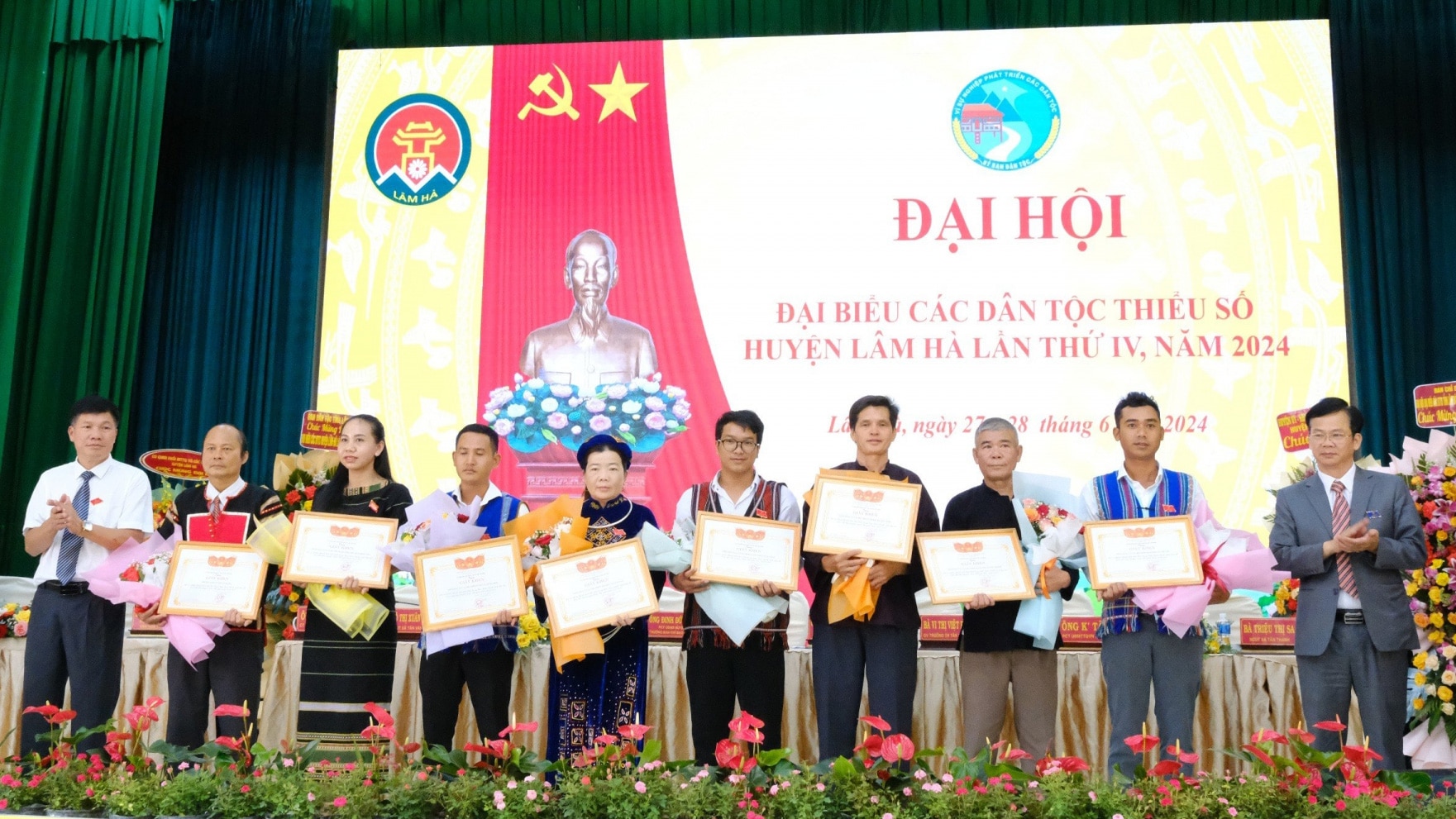 Tặng giấy khen của UBND huyện Lâm Hà cho các tập thể