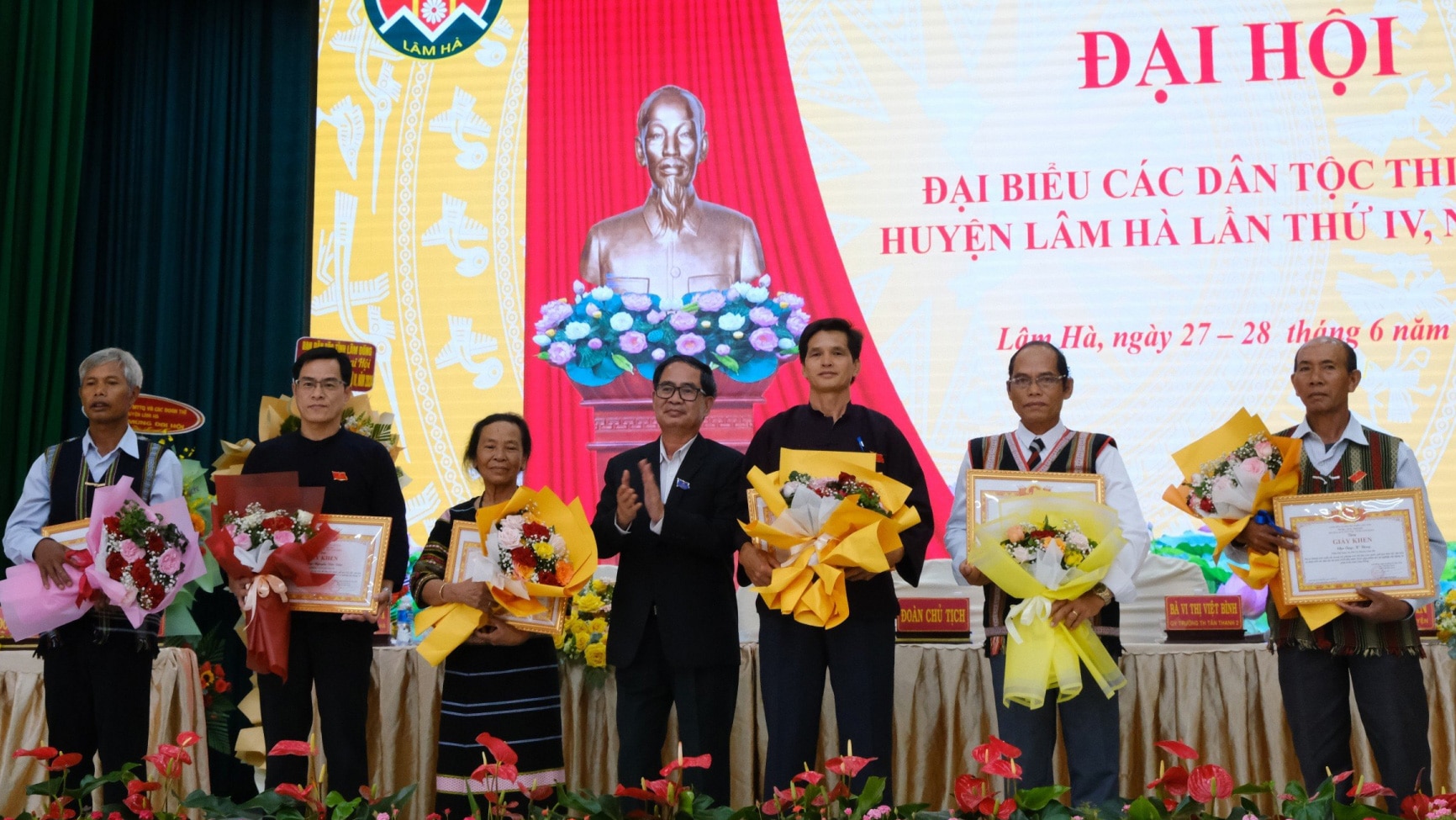 Đồng chí Nguyễn Đức Tài - Phó trưởng Ban Dân tộc tỉnh trao giấy khen của Ban Dân tộc tỉnh cho các cá nhân