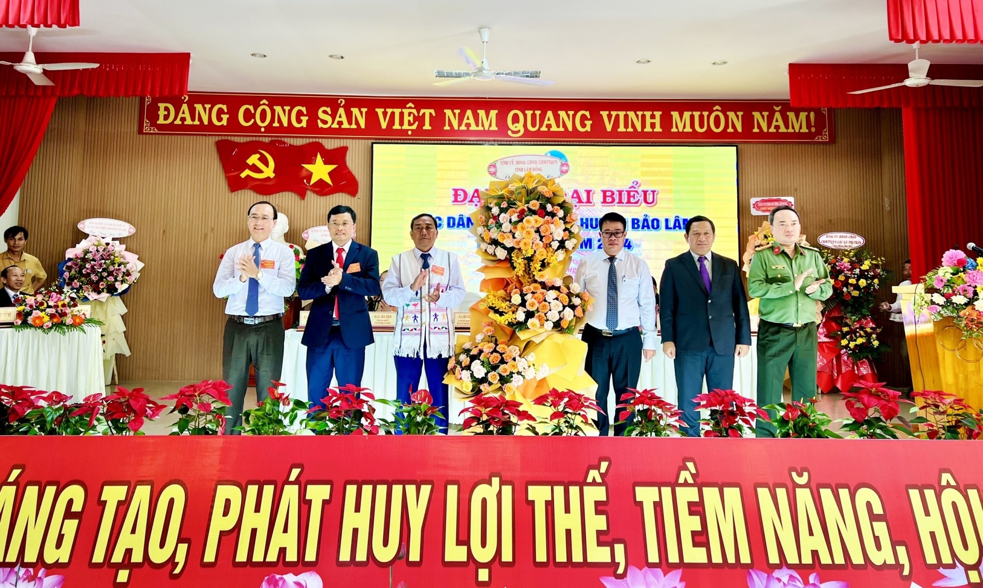 Các đồng chí lãnh đạo tỉnh Lâm Đồng tặng hoa chúc mừng Đại hội
