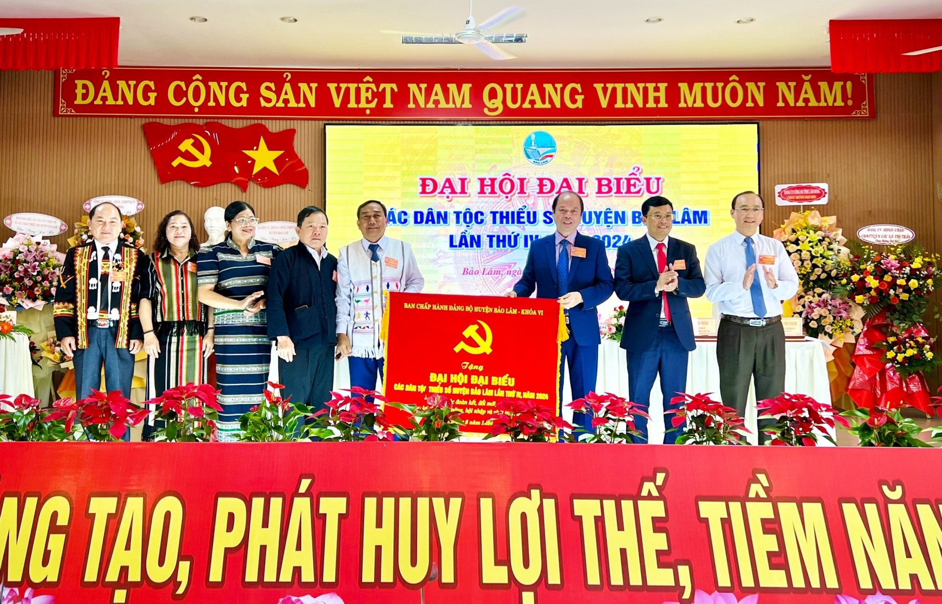 Lãnh đạo huyện Bảo Lâm tặng bức trướng chúc mừng Đại hội
