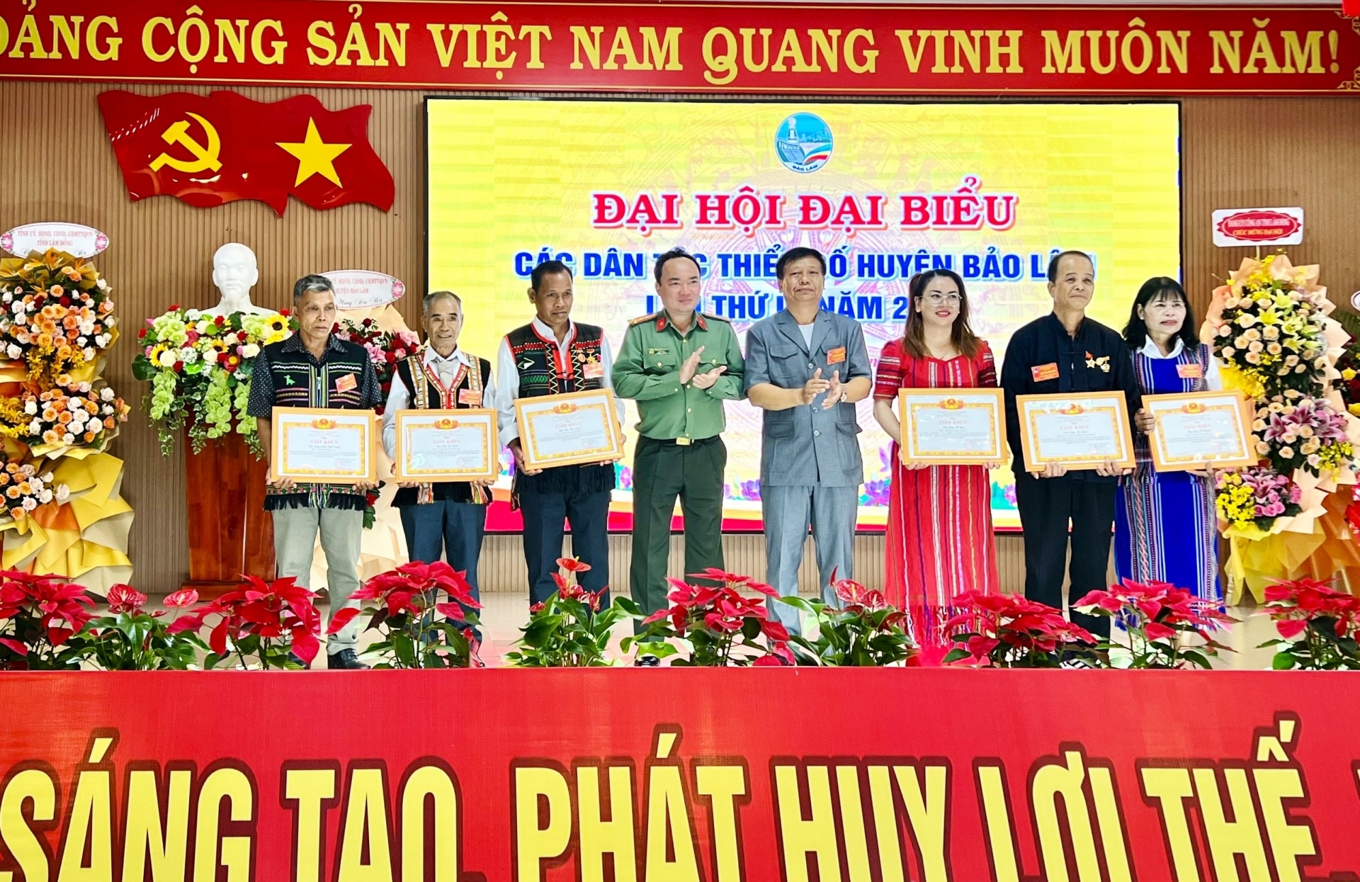 Các tập thể, cá nhân nhận giấy khen của Ban Dân tộc tỉnh Lâm Đồng