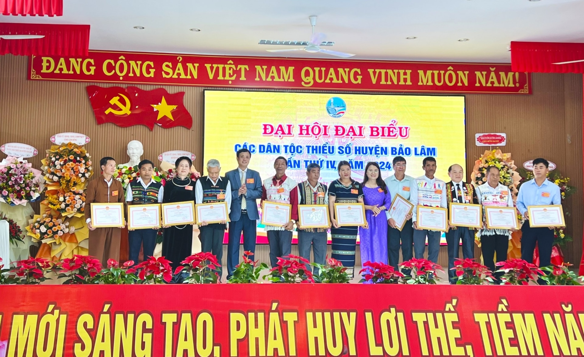 Trao tặng giấy khen của UBND huyện Bảo Lâm cho các tập thể, cá nhân