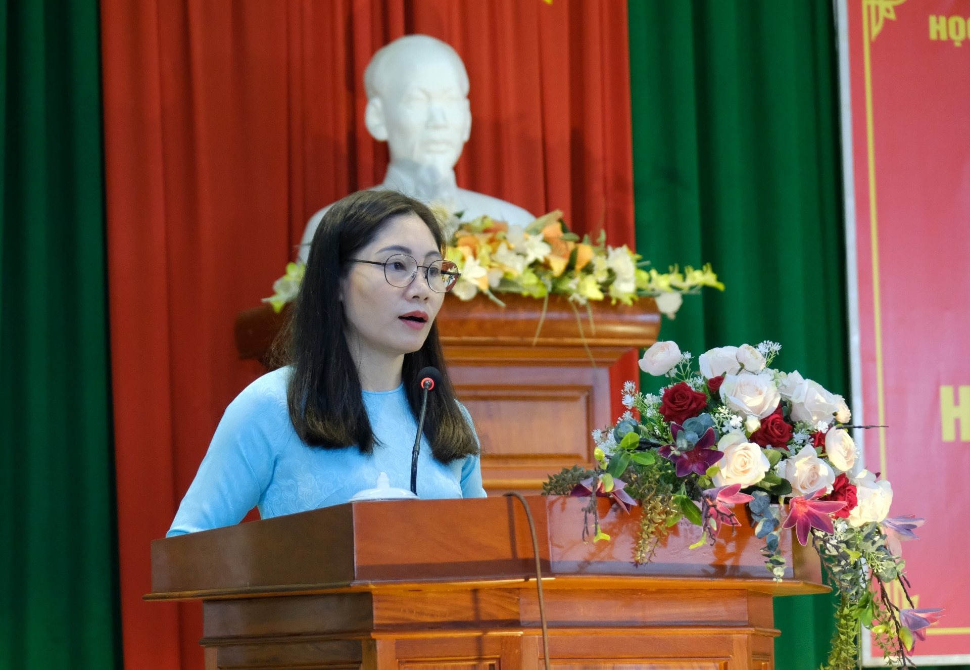 Phó Giáo sư, Tiến sĩ Nguyễn Thị Tuyết Mai - Phó Giám đốc Học viện Chính trị Khu vực II phát biểu nhận xét tại lễ bế giảng