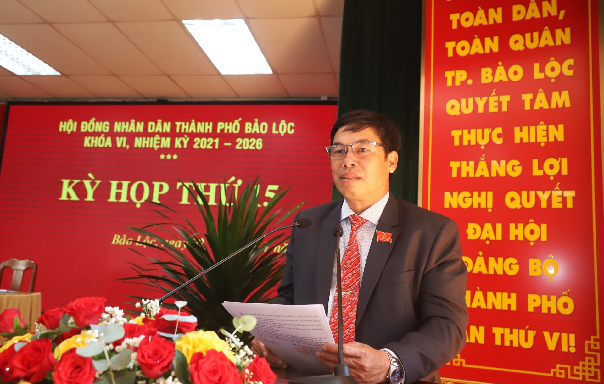 Đồng chí Nghiêm Xuân Đức - Phó Bí thư Thường trực Thành ủy, Chủ tịch HĐND TP Bảo Lộc phát biểu khai mạc Kỳ họp