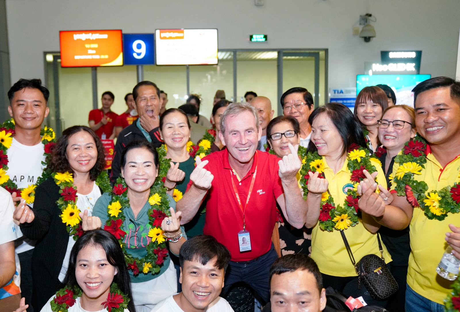 Phó Tổng giám đốc khai thác Vietjet Michael Hickey chào mừng chuyến bay khai trương Tp.HCM-Tây An cùng tổ bay và hành khách từ sân bay quốc tế Tân Sơn Nhất