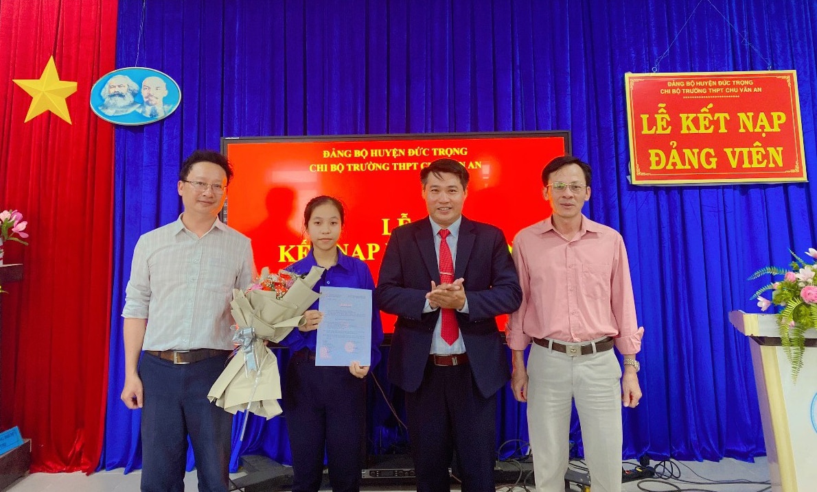 Lãnh đạo Trường THPT Chu Văn An chúc mừng đảng viên Lê Bùi Bảo Như