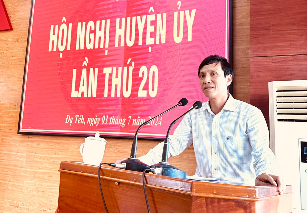 Đồng chí Nguyễn Mạnh Việt – Bí thư Huyện ủy Đạ Tẻh phát biểu kết luận Hội nghị