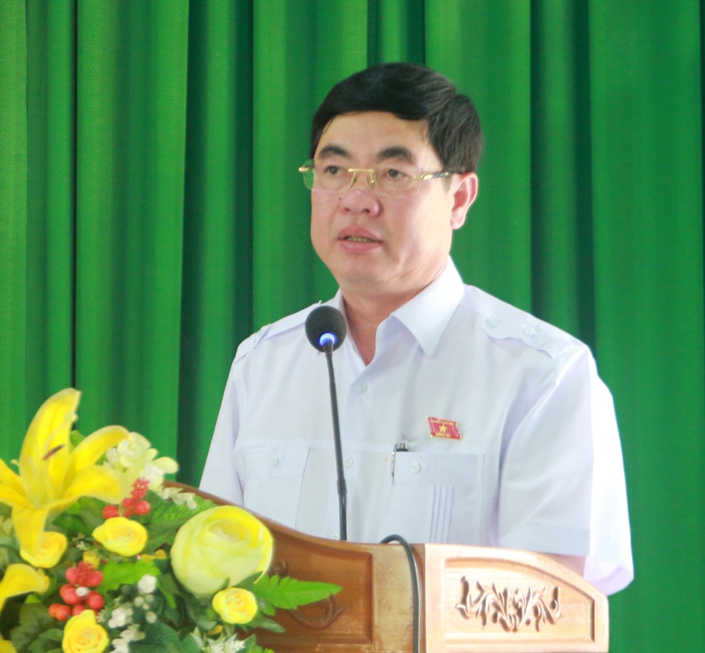 Đồng chí Trần Đình Văn tiếp thu, ghi nhận các ý kiến, kiến nghị của cử tri
