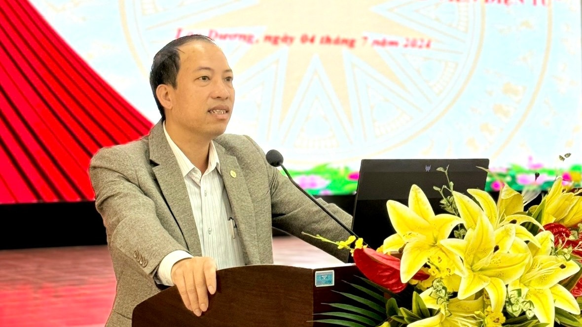 Bí thư Huyện ủy, Chủ tịch HĐND huyện Lạc Dương Sử Thanh Hoài phát biểu tại hội nghị tập huấn