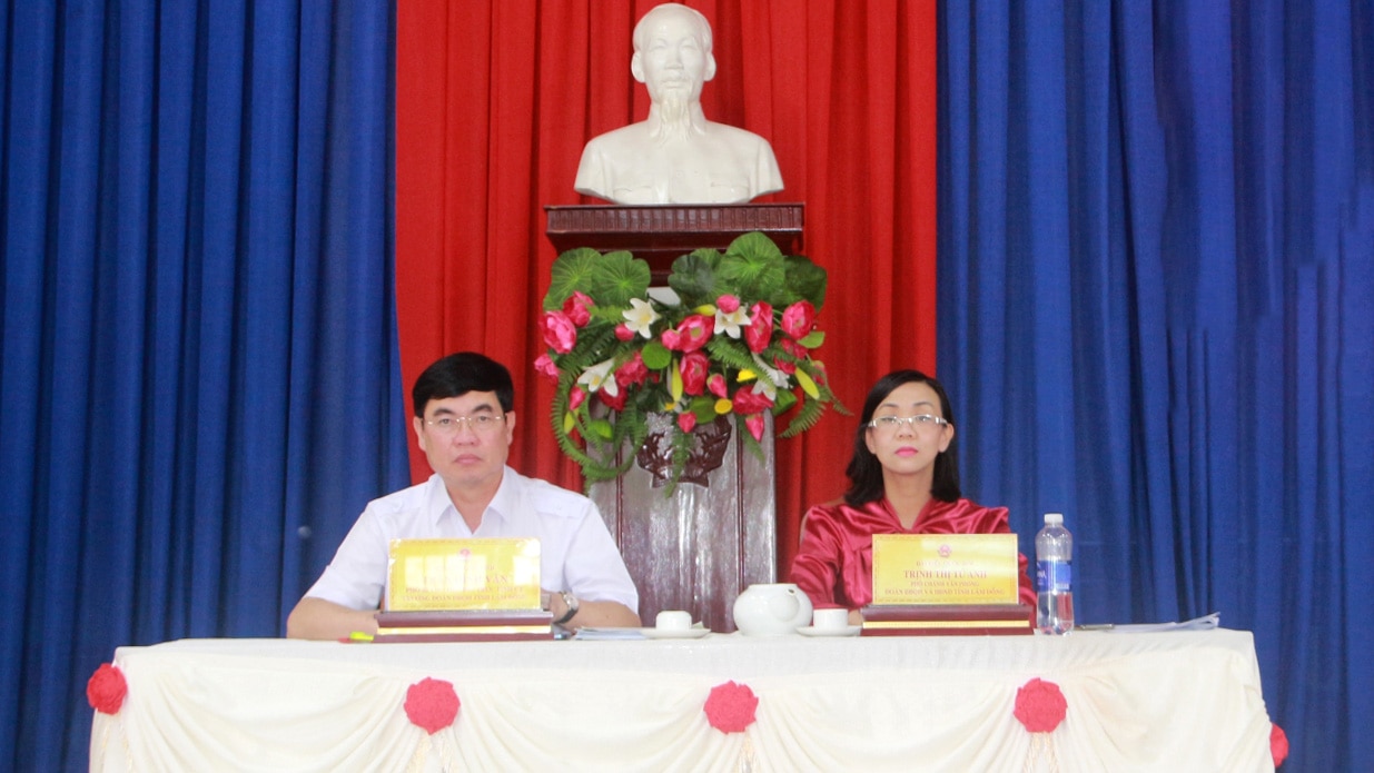 ĐBQH Trần Đình Văn và Trịnh Thị Tú Anh tiếp xúc cử tri tại thị trấn Đạ Mri