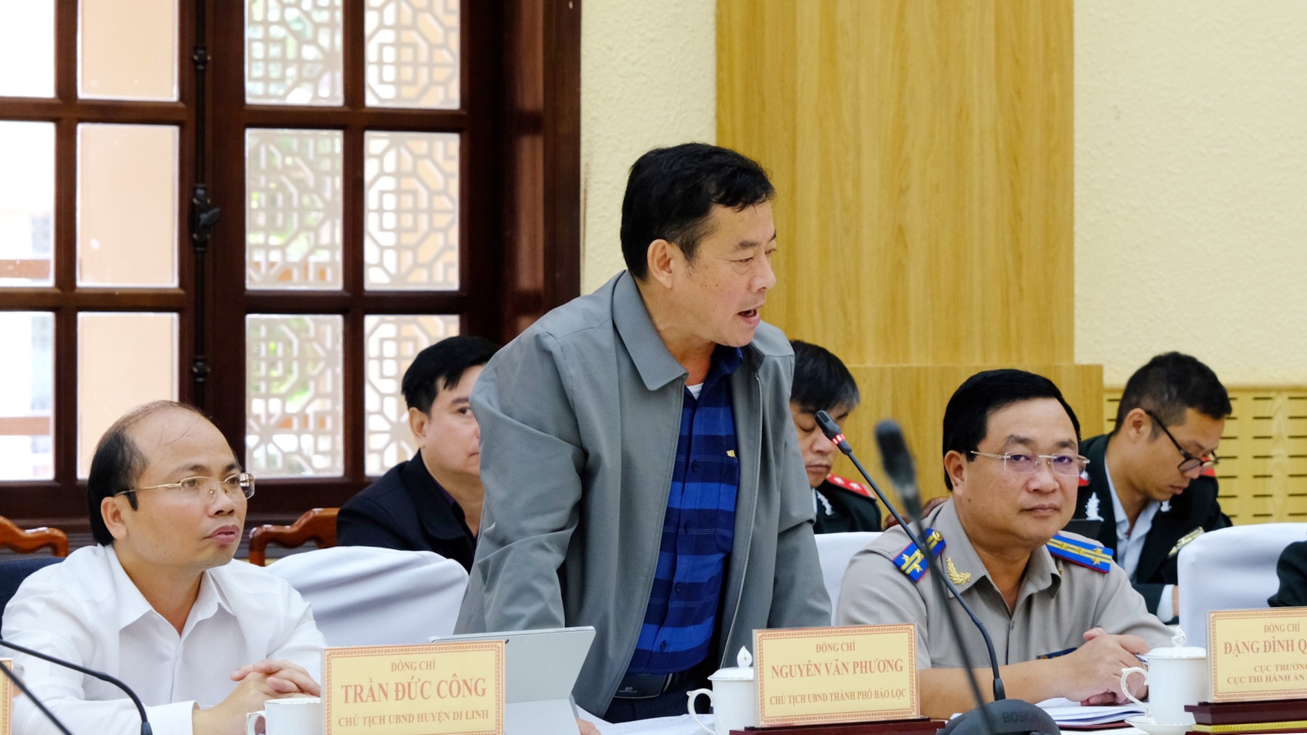 Chủ tịch UBND TP Bảo Lộc Nguyễn Văn Phương trả lời các ý kiến được công dân đưa ra