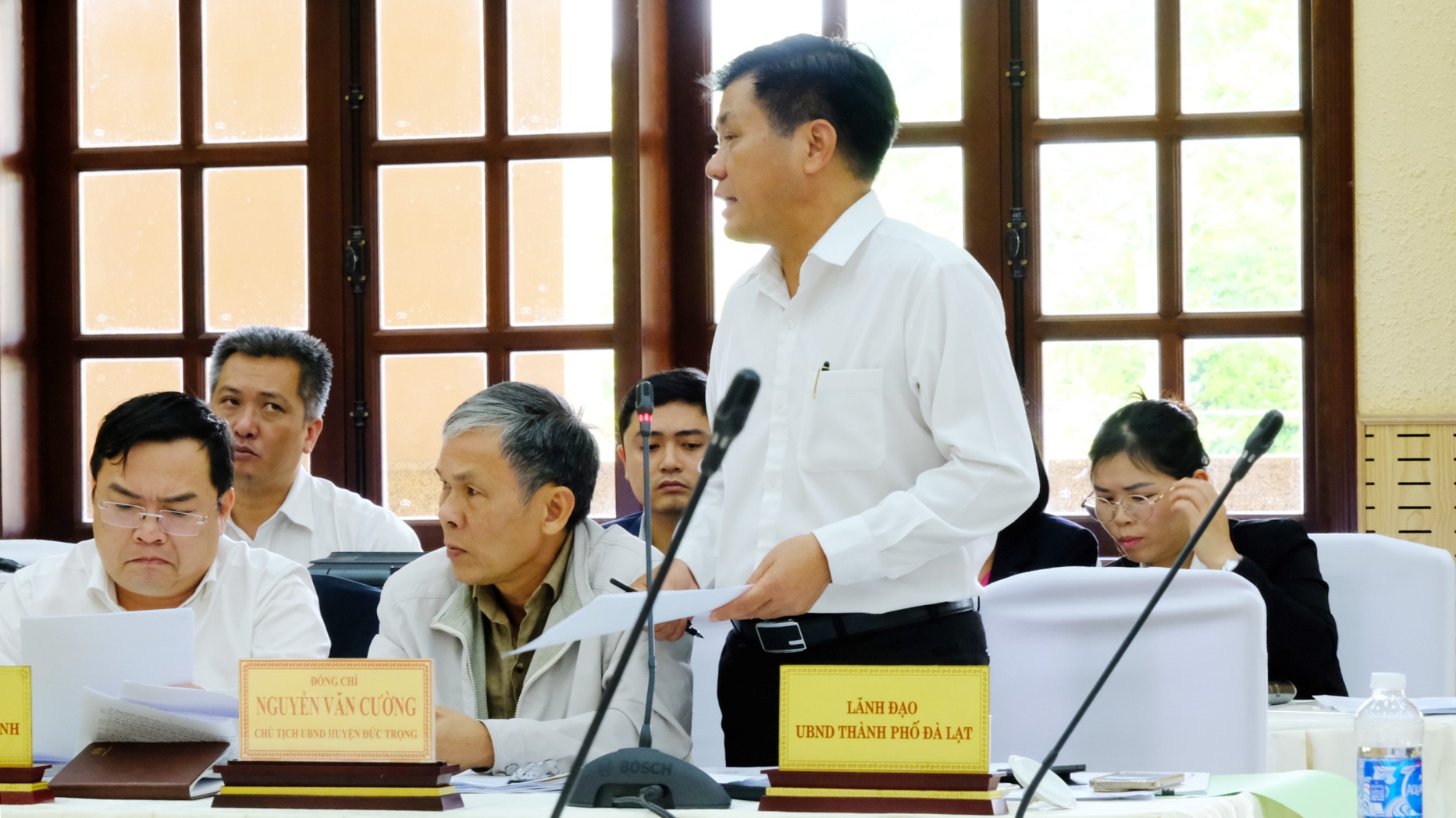 Phó Chủ tịch UBND TP Đà Lạt Nguyễn Văn Sơn trả lời các ý kiến của người dân
