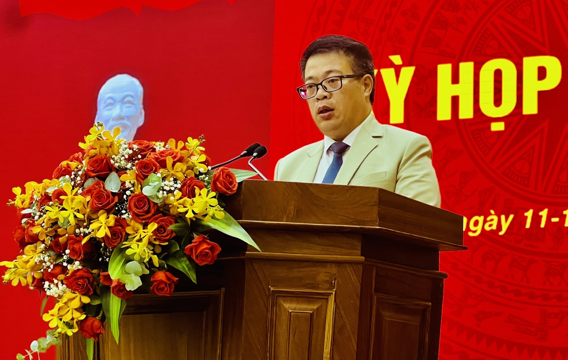 Phó Chủ tịch UBND tỉnh Nguyễn Ngọc Phúc báo cáo về kết quả thực hiện nhiệm vụ kinh tế - xã hội 6 tháng đầu năm