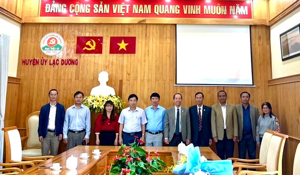 Thường trực Huyện ủy và lãnh đạo các cơ quan tham mưu, giúp việc Huyện ủy chúc mừng Tân Trưởng ban Dân vận Huyện ủy