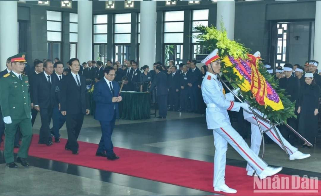 Đoàn Chính phủ do đồng chí Phạm Minh Chính, Ủy viên Bộ Chính trị, Thủ tướng Chính phủ làm Trưởng đoàn vào viếng Tổng Bí thư Nguyễn Phú Trọng